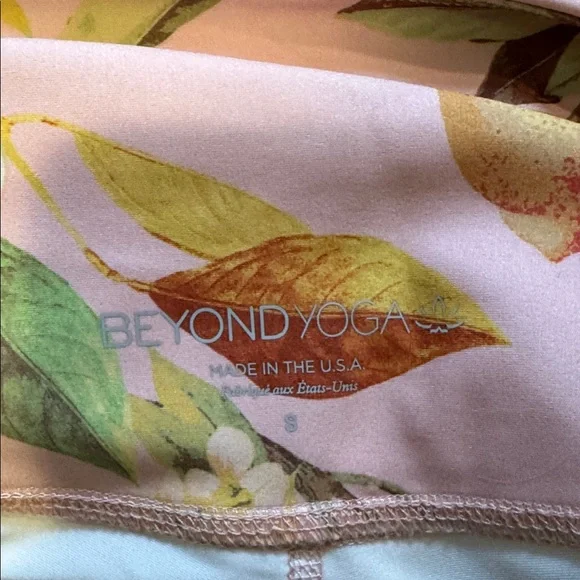 Floral/Lemon Beyond Yoga Leggings - Picture 3 of 3